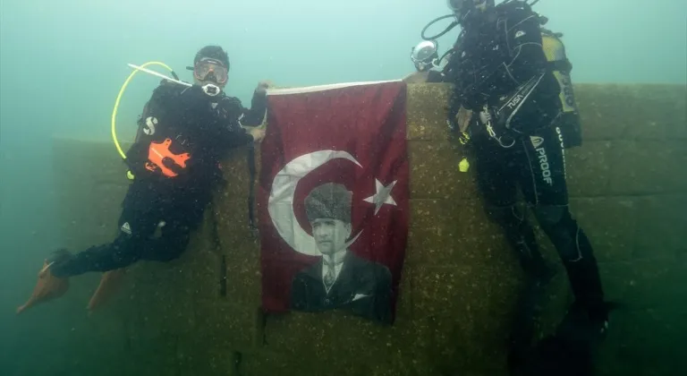 29 Ekim Cumhuriyet Bayramı Van Gölü'nün derinliklerinde kutlandı