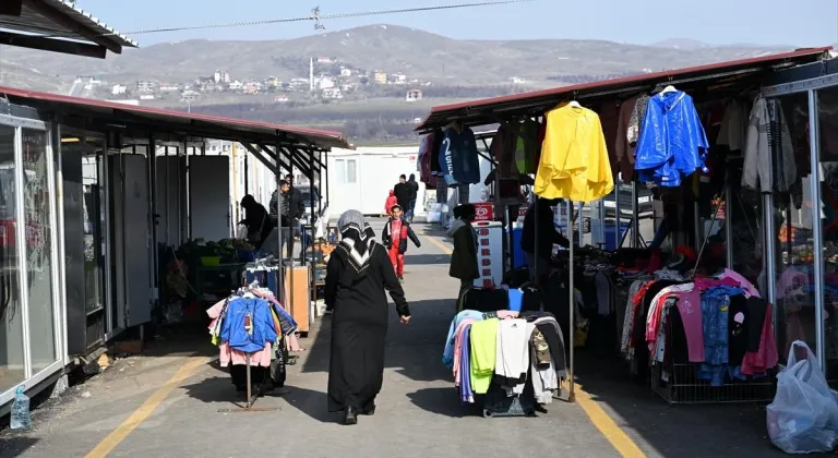 Malatya'daki konteyner kentin depremzede esnafı işlerden memnun