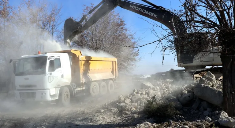 Elazığ'da ağır hasarlı 10 bin 33 binanın enkazı kaldırıldı