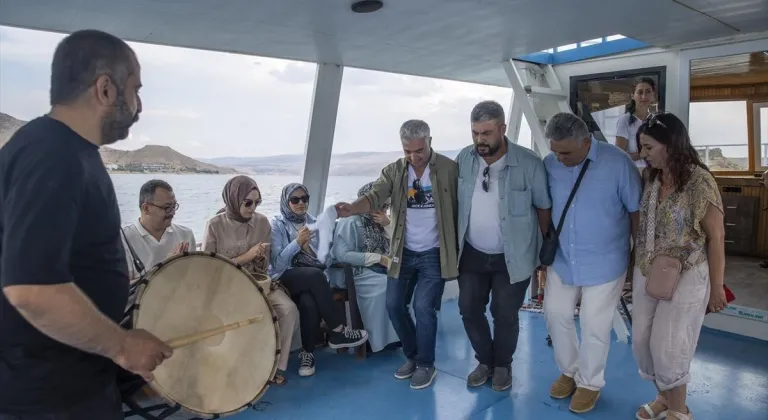 Ada görünümlü tarihi Pertek Kalesi'nin cazibesi tekne turlarıyla artıyor