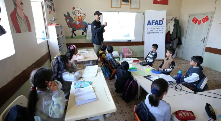 AFAD ekipleri Muş'ta öğrenci ve öğretmenleri deprem konusunda bilinçlendiriyor