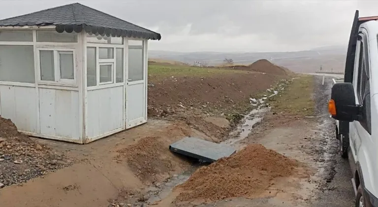 Ağın Belediyesi Dörtyol yol ayırımına kapalı durak yerleştirdi