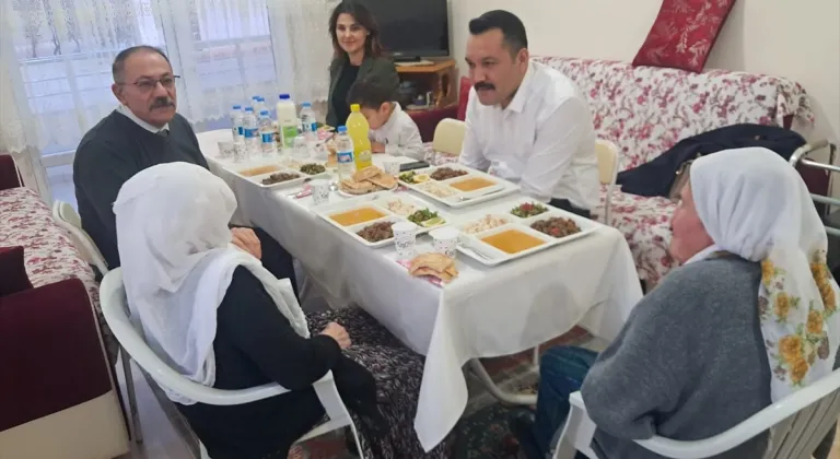 Ağın Kaymakamı Türkmenoğlu bir evde iftar yaptı