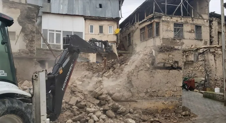 Ağın'da metruk evin yıkımı gerçekleştirildi