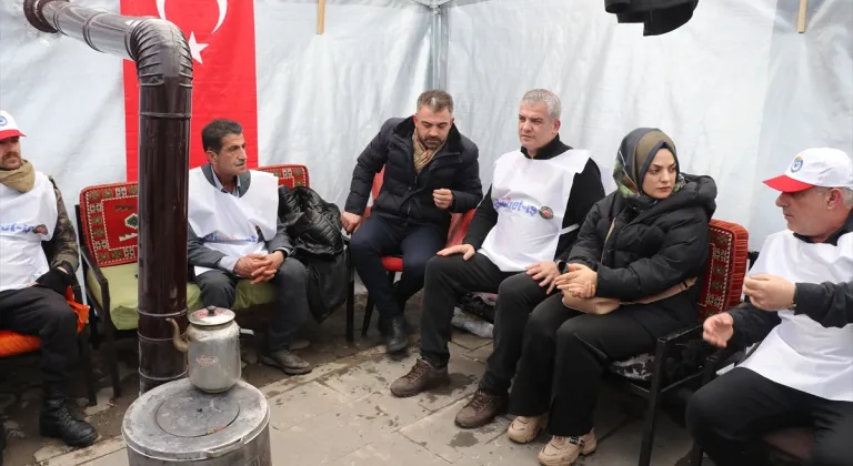 Ağrı Belediyesi'nde işlerine son verilen işçilerin nöbeti devam ediyor