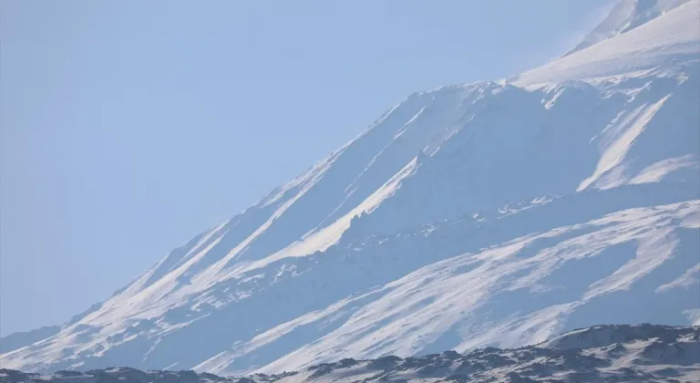 Ağrı Dağı kar yağışıyla yeniden beyaza büründü