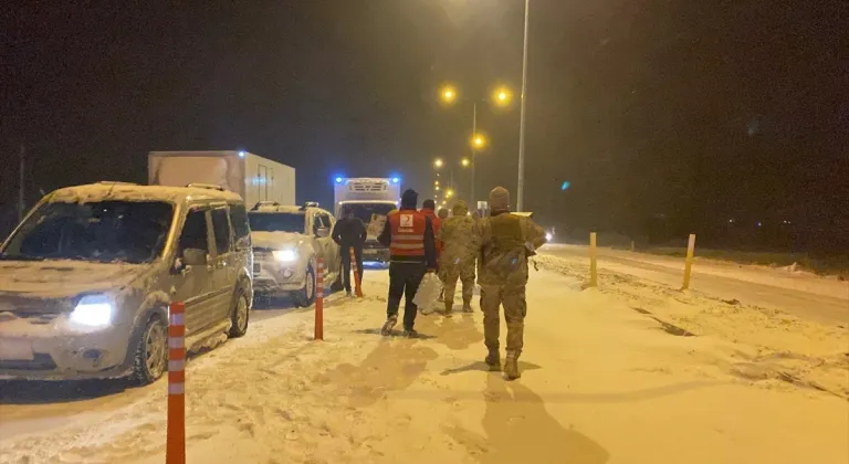 Ağrı-Iğdır kara yolunda mahsur kalanlara Türk Kızılay kumanya dağıttı