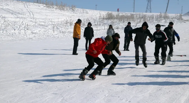 Ağrı Spor Lisesi öğrencileri kayak dersinde hem öğreniyor hem eğleniyor