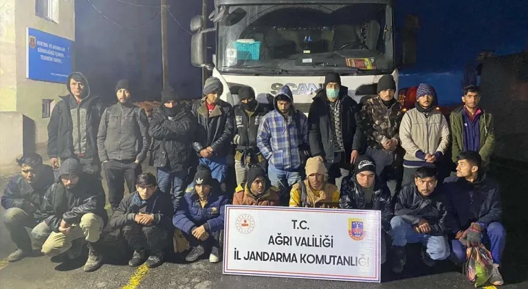 Ağrı'da bir tırın tankerinde 19 düzensiz göçmen yakalandı