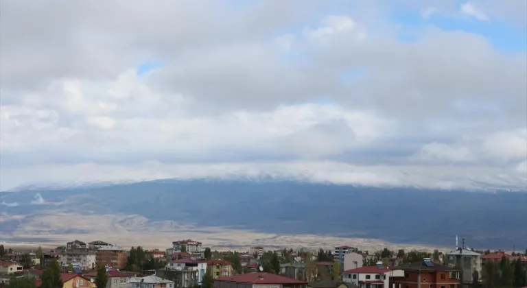 Ağrı'da dağlar ve köyler karla kaplandı