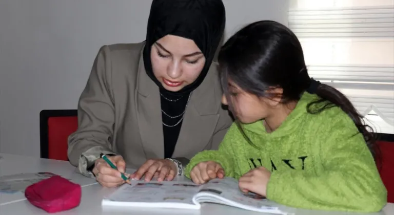 Ağrı'da gönüllü üniversite öğrencileri yetim çocukları geleceğe hazırlıyor