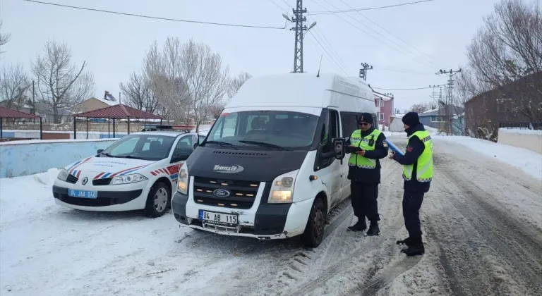 Ağrı'da jandarma ekipleri kazaları önlemek için araç denetimi yapıyor