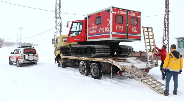 Ağrı'da kardan yolu kapanan köydeki hastaya paletli ambulansla ulaşıldı