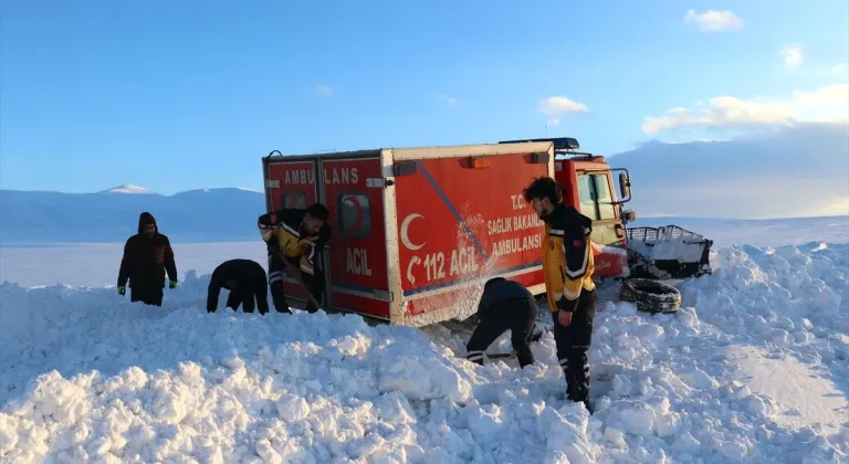 Ağrı'da rahatsızlanan kadın 6 saatlik çalışma sonucu hastaneye ulaştırıldı