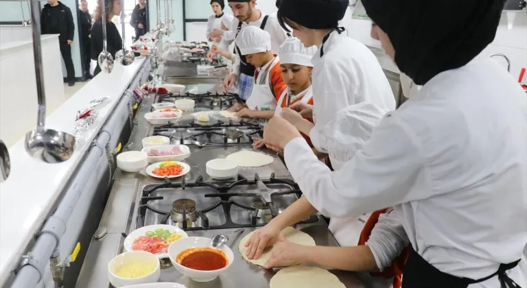 Ağrı'da kırsaldaki öğrenciler mutfakta pizza yapmayı öğreniyor