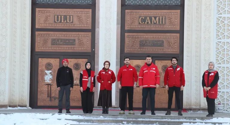 Ağrı'da Kızılay gönüllüleri camilerde temizlik çalışması yaptı