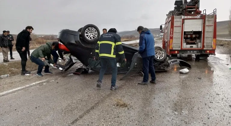 Ağrı'da takla atan otomobildeki 2 kişi yaralandı