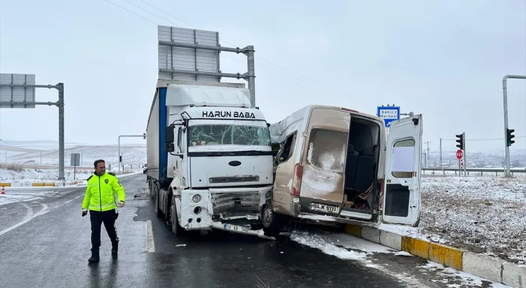 Ağrı'da tır ile minibüsün çarpıştığı kazada 2'si ağır 8 kişi yaralandı