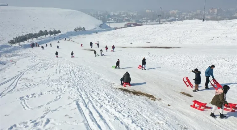 Ağrı'da yetim çocuklar Küpkıran Kayak Merkezi'nde kızakla kayarak eğlendi