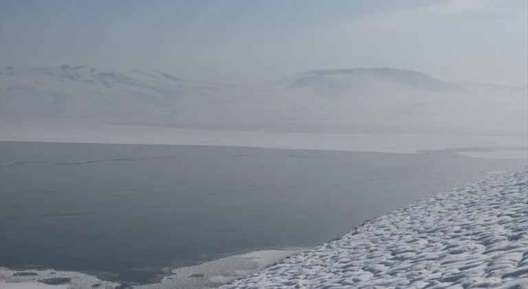 Ağrı'daki Yazıcı Barajı'nın yüzeyi buzla kaplandı