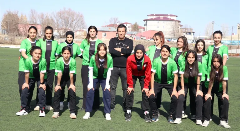 Ağrılı kızlar eğitim gördükleri spor lisesinin futbol takımını zirveye taşıyor