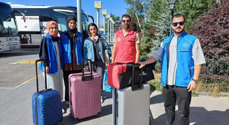 Ağrı'ya gelen üniversite öğrencileri çikolata ve çiçeklerle karşılandı