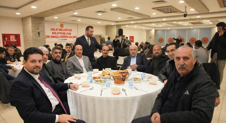 Ahlat Belediye Başkanı Gülmez, belediye personeliyle iftar yaptı