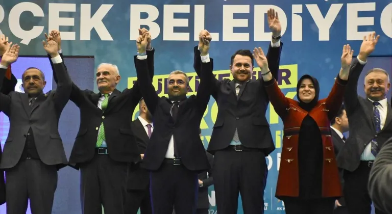 AK Parti'li Yılmaz, Van'da ilçe belediye başkan adayları tanıtım töreninde konuştu