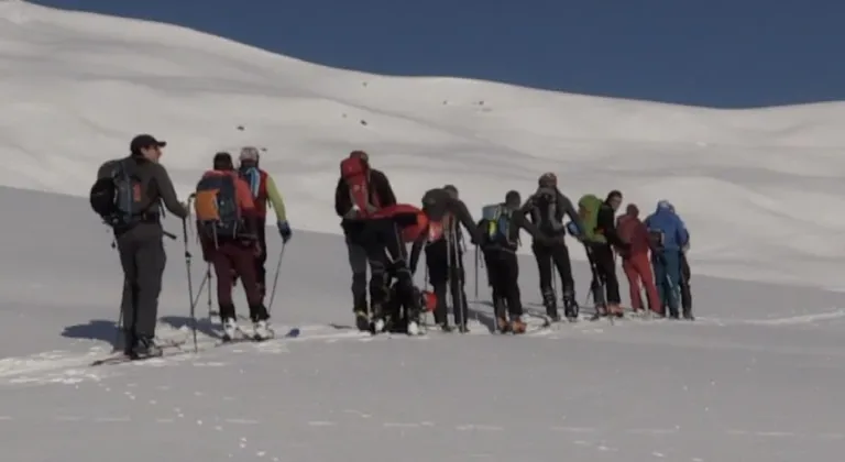 Almanya ve Avusturya'dan gelen kayakçılar Hakkari'de dağ kayağı yaptı