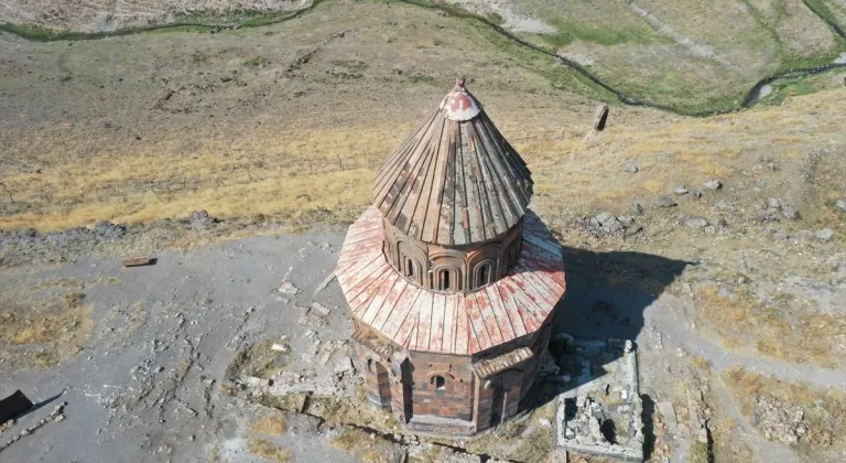 Ani Ören Yeri'ndeki Abughamrents Kilisesi'nin duvarlarında kirlilik oluşturan yazılar siliniyor