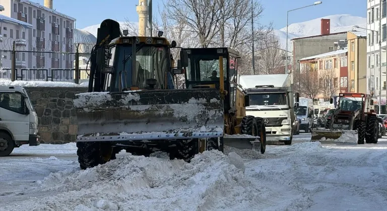 Ardahan'a yağan kar kamyonlarla kent dışına taşınıyor