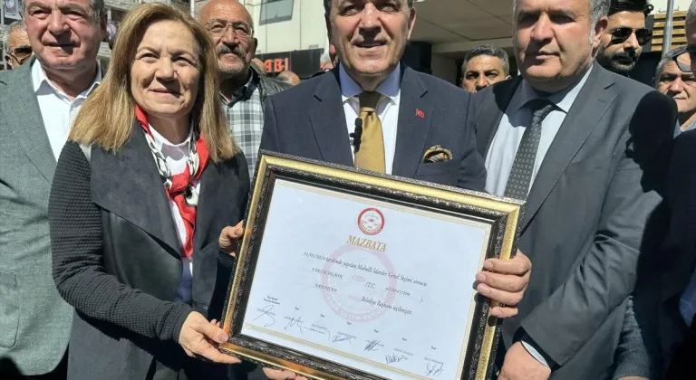 Ardahan Belediye Başkanı Faruk Demir mazbatasını aldı