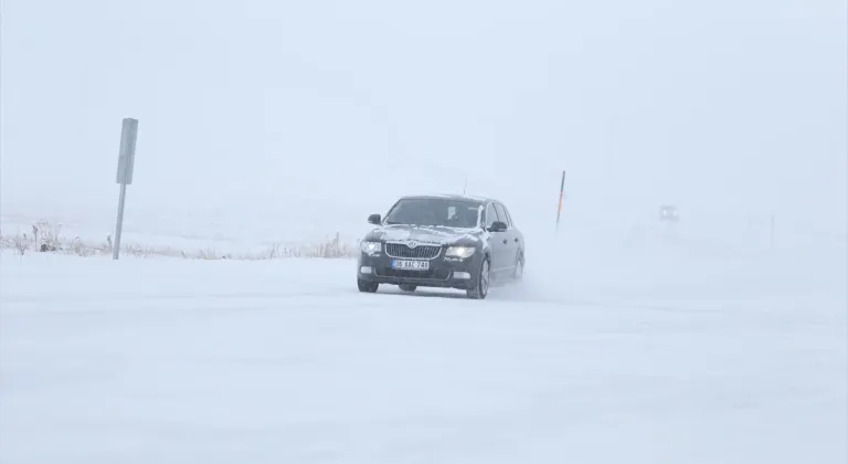 Ardahan-Kars ile Kars-Göle kara yolu, tırların geçişine kapatıldı