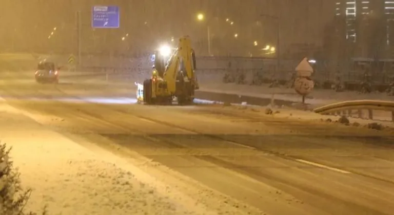 Ardahan-Şavşat kara yolunda kar nedeniyle tırların geçişine izin verilmiyor