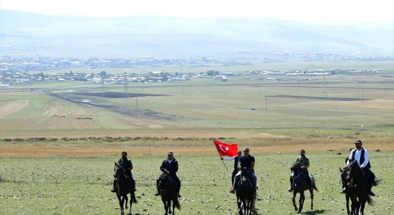 Ardahan Valisi Çiçek, atla çıktığı tarihi tabyada inceleme yaptı