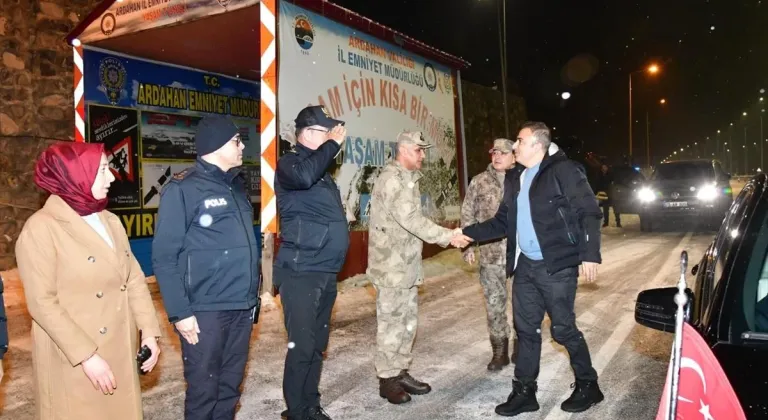 Ardahan Valisi Çiçek, güvenlik güçlerinin ve sağlık personelinin yeni yılını kutladı