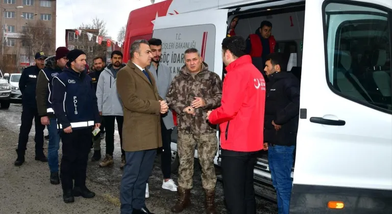 Ardahan Valisi Çiçek, "Mobil Göç Noktası Aracı"nda incelemelerde bulundu