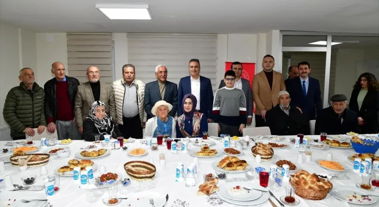 Ardahan Valisi Hayrettin Çiçek, huzurevi sakinleriyle iftar yaptı