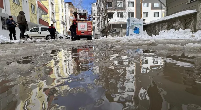 Ardahan'da çatılardaki buz ve kar kütleleri itfaiye ekiplerince temizleniyor