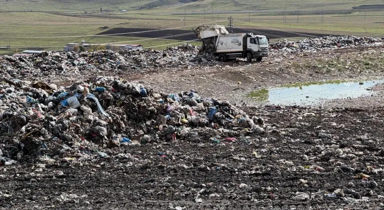 Ardahan'da çöp toplama merkezindeki çalışmalara İl Özel İdaresi ekipleri destek veriyor