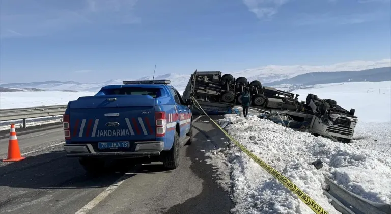 Ardahan'da devrilen tırın sürücüsü yaralandı