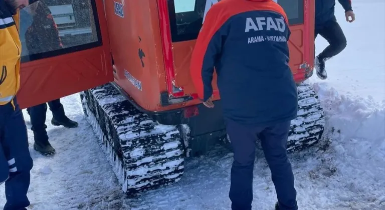 Ardahan'da ekipler yolu kardan kapanan köydeki hasta bebek için seferber oldu