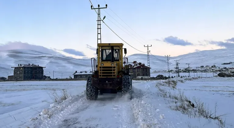 Ardahan'da ekipler yolu kardan kapanan köydeki KOAH hastası için seferber oldu