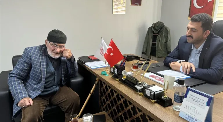 Ardahan'da huzurevinin 92 yaşındaki sakini deyişleriyle misafirlerini ağırlıyor