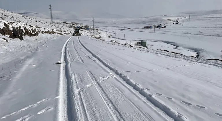 Ardahan'da kar nedeniyle kapanan köy yollarının açılmasına başlandı