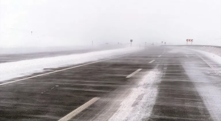 Ardahan'da kar ve tipi ulaşımı aksatıyor