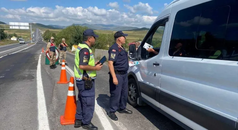 Ardahan'da otobüs kazalarına dikkati çekmek amacıyla trafik denetimi yapıldı