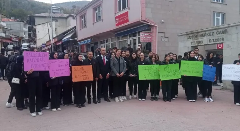 Ardahan'da üniversite öğrencileri kadına şiddeti protesto etti