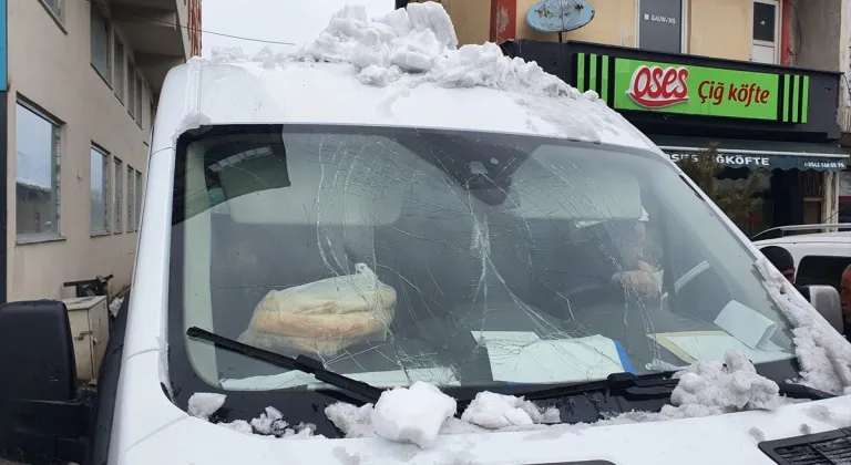 Ardahan'da üzerine kar ve buz kütlesi düşen minibüste hasar oluştu