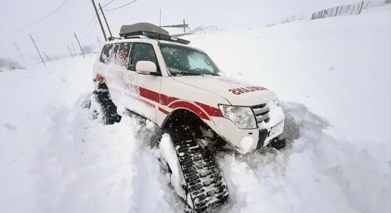 Ardahan'da yolu kapanan köylerdeki hastalar, ekiplerin çalışmasıyla hastaneye ulaştırıldı